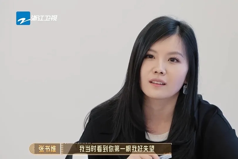 哈妮克孜因戴眼镜探班被撤 郝蕾怒批：不红就是原罪