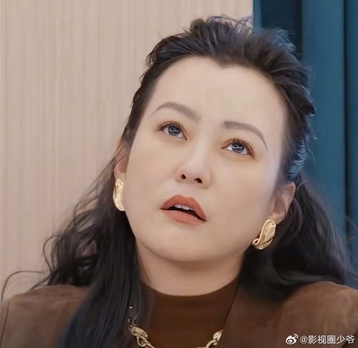 哈妮克孜因戴眼镜探班被撤 郝蕾怒批：不红就是原罪