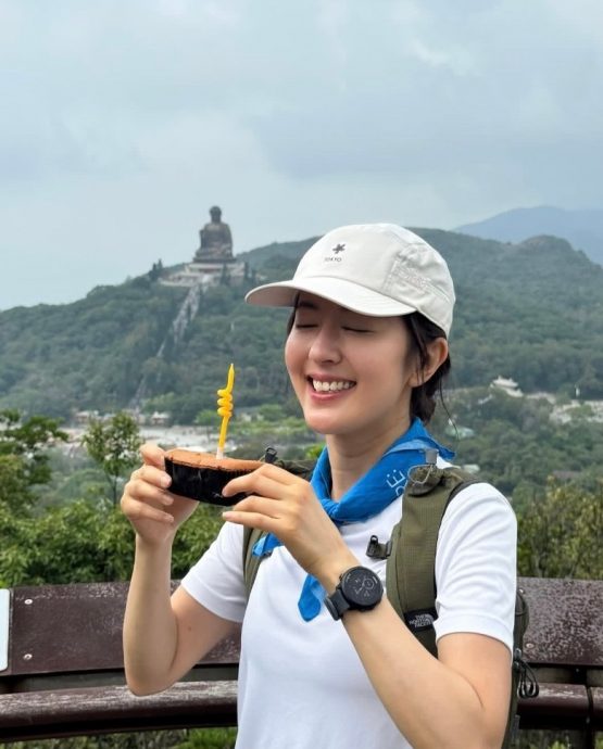 唐诗咏庆生晒素颜行山照　黄翠如出月子首露面 