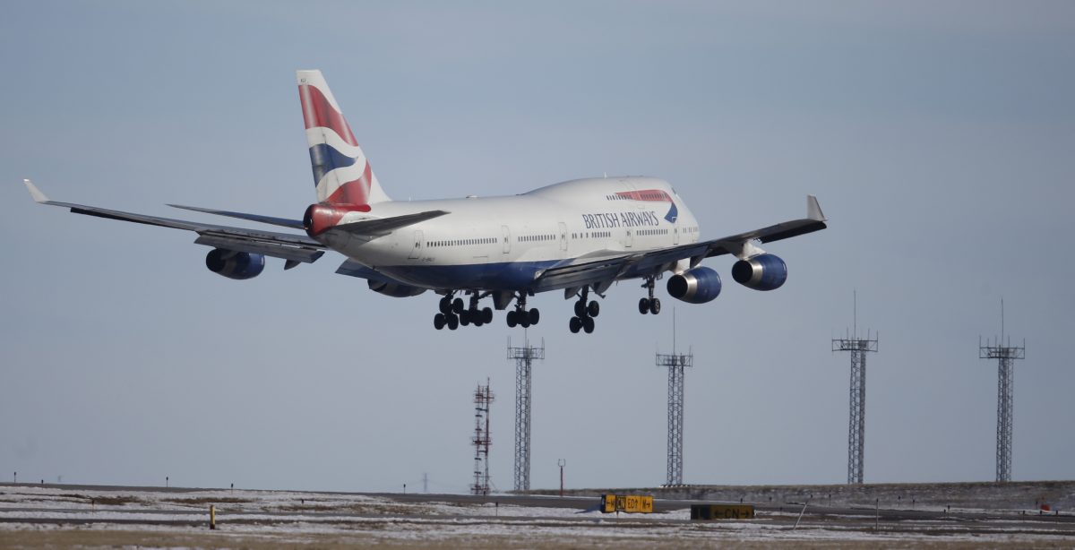 商务舱全裸热舞！英航空少“高空嗑药嗨翻”下机秒被捕