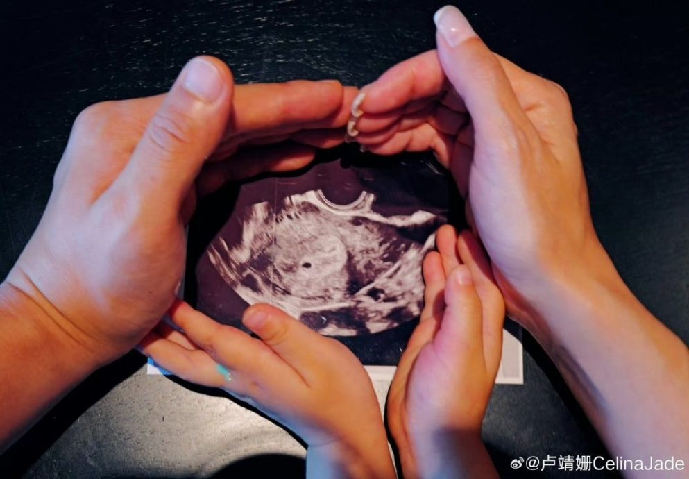 喜秀“一家四口”照片 韩庚卢靖姗宣告二胎报到