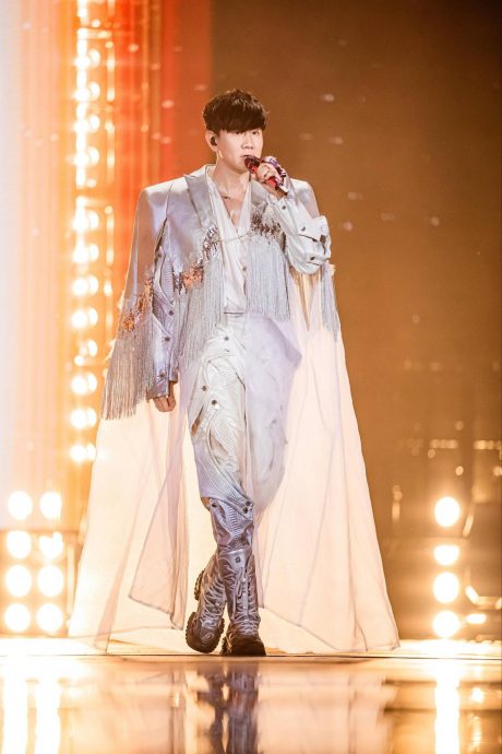 嘉宾“淋雨中”登场即下跪道歉 林俊杰守住唱功守不住发型