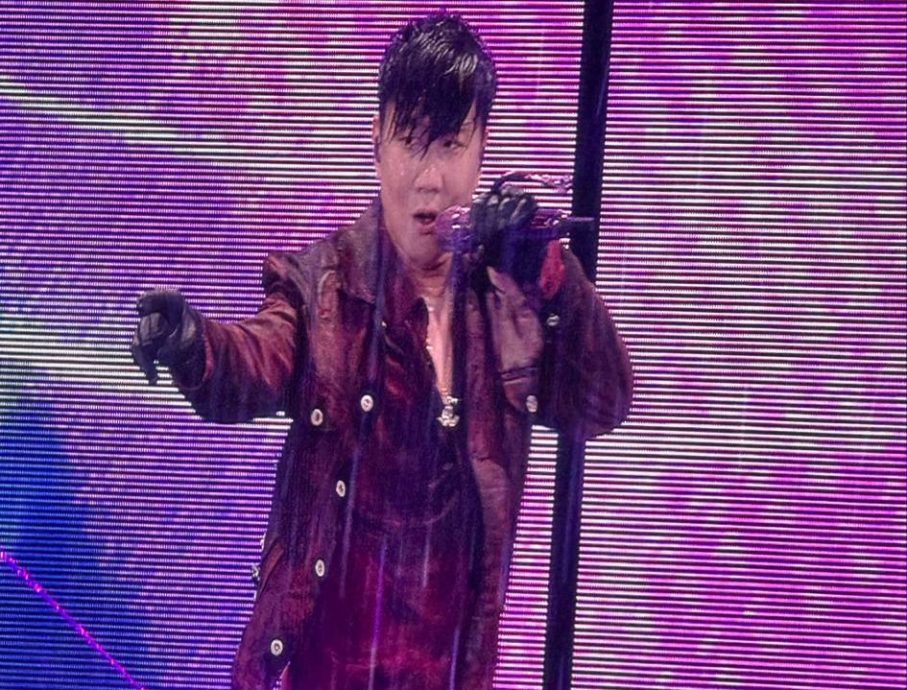 嘉宾“淋雨中”登场即下跪道歉 林俊杰守住唱功守不住发型