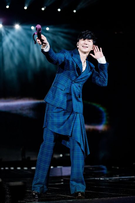 嘉宾“淋雨中”登场即下跪道歉 林俊杰守住唱功守不住发型