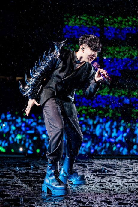 嘉宾“淋雨中”登场即下跪道歉 林俊杰守住唱功守不住发型