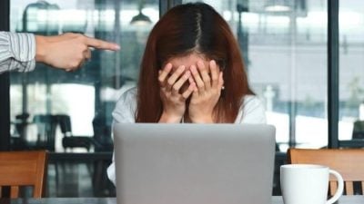 因家人被羞辱怒怼上司   女实习生遭辞退引热议