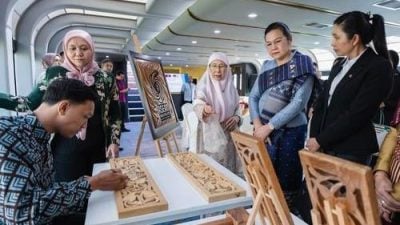 阿兹莎陪寮国总理夫人游布城