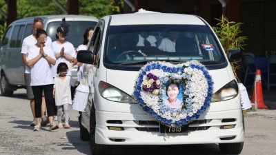华妇大道坠亡 |  叶碧珊举殡亲友送别