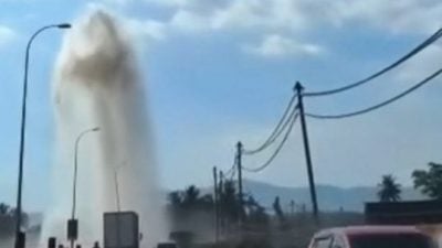 视频|雪乌雪大路输水管爆裂  现惊人逾40呎高“瀑布”