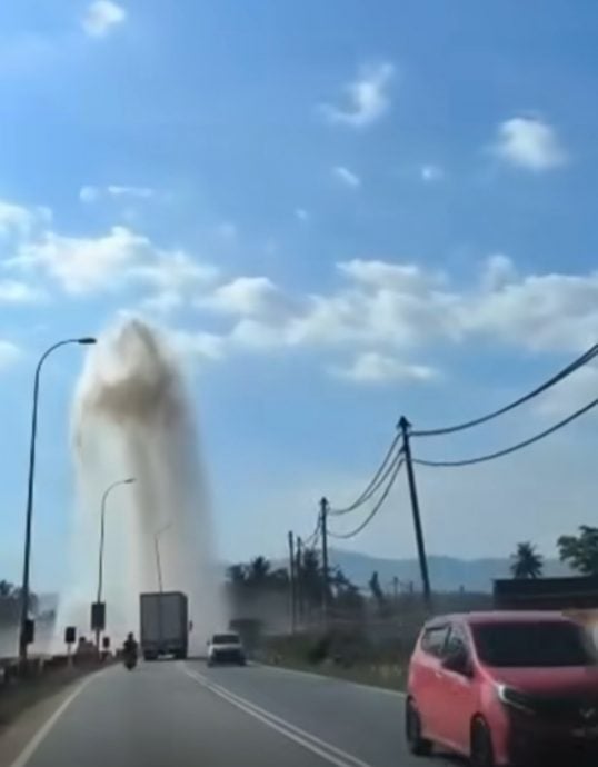 地下水管脆化破裂 双溪布亚大路旁现“瀑布”