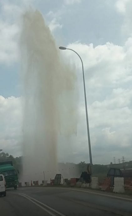 地下水管脆化破裂 双溪布亚大路旁现“瀑布”