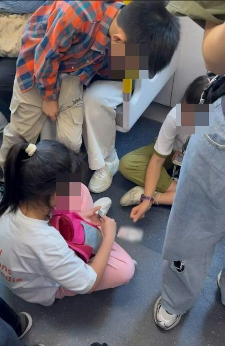 地铁挤爆仍席地玩牌 2女童行为惹众怒 网促家长负责
