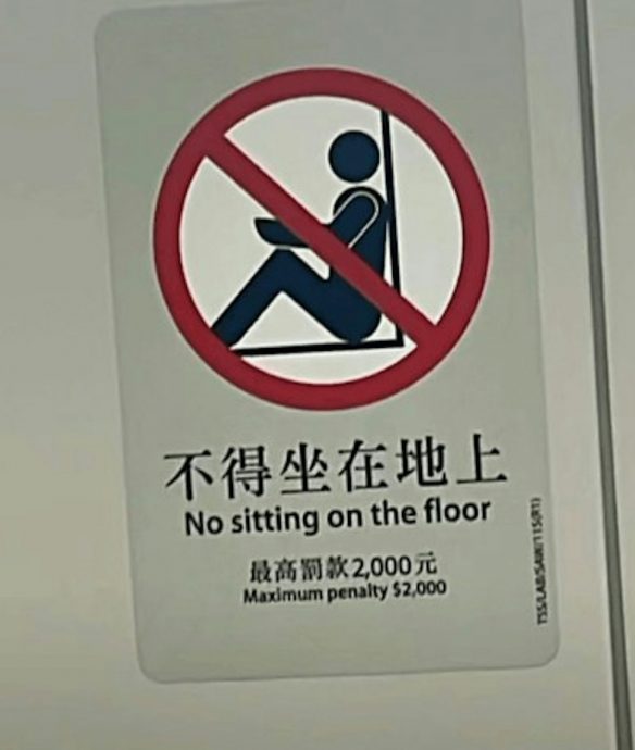 地铁挤爆仍席地玩牌 2女童行为惹众怒 网促家长负责