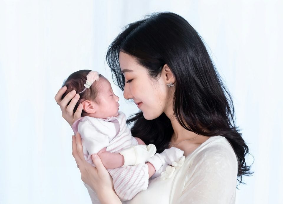 坐完月子未安排新工作 何依婷借唱K宣布复出	