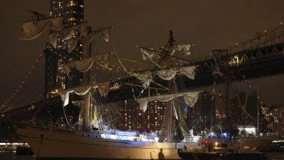 视频 | 墨海军帆船撞纽约布鲁克林大桥　多人落水数人重伤