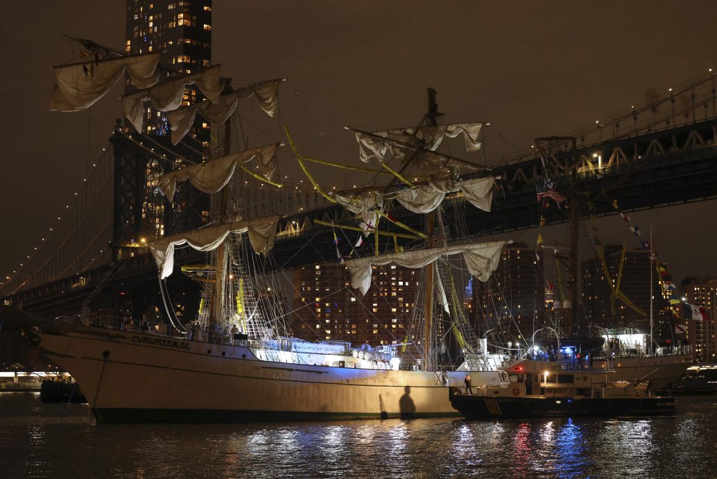 墨海军帆船撞纽约布鲁克林大桥 多人落水数人重伤