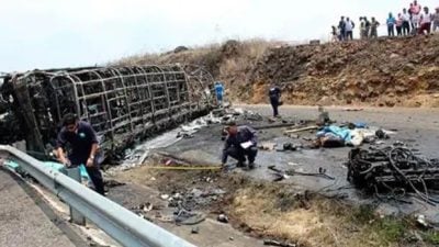 墨西哥中部公路连环车祸 至少21死
