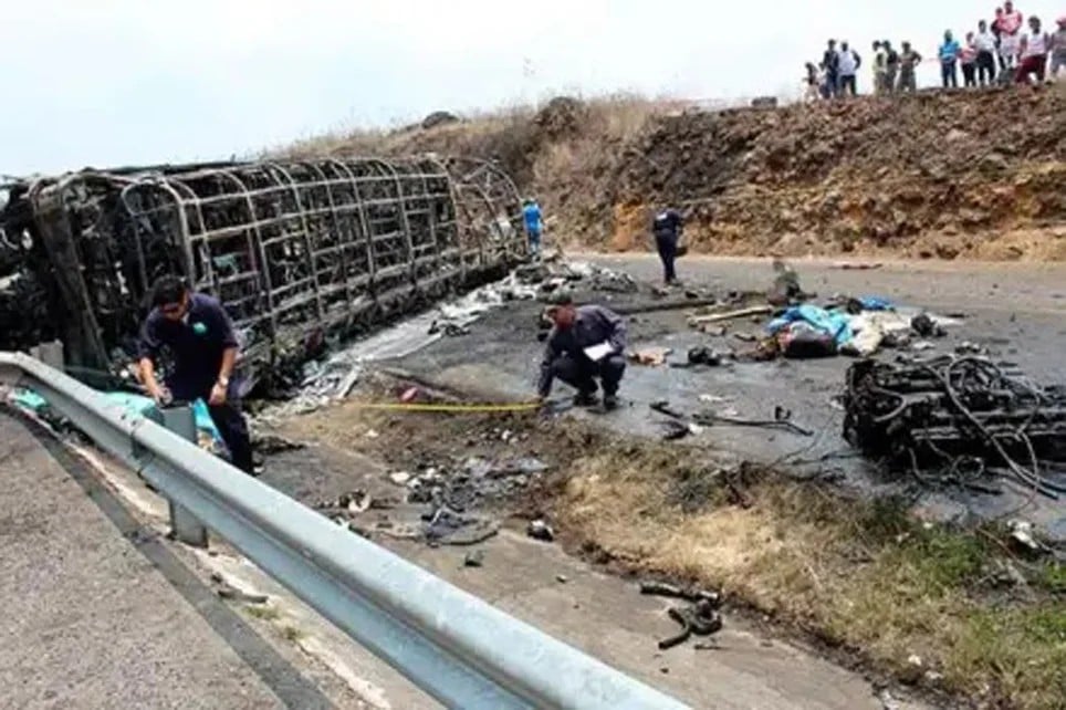 墨西哥中部公路连环车祸 至少21死