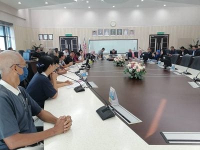 处理资源回收无执照,关丹慈济环保站接罚单。