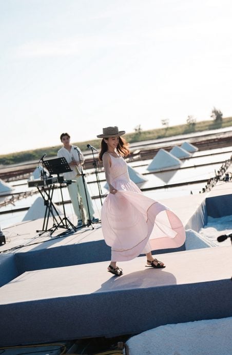 夕阳盐田唯美开唱 田馥甄哽咽忆方大同