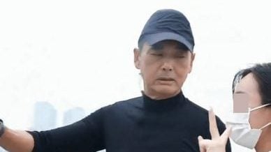 视频 | 外滩跑步不停被要求合照 周润发拍到表情垮掉