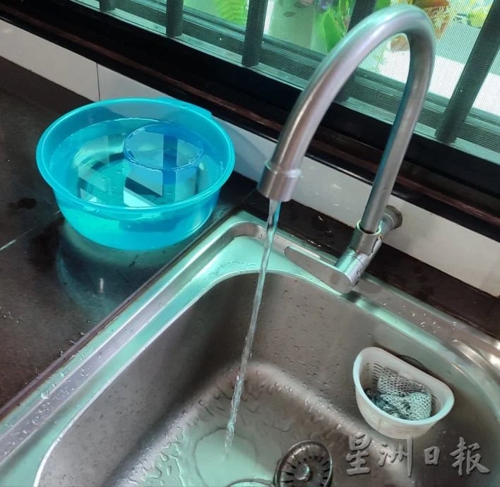 多次投诉断水不果 男子怒斥“甚至没有记录在案!”