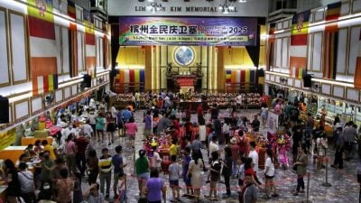 馬佛總慶衛塞節  花車頌經灑淨    信眾點燈祈福