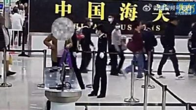 大妈用卫生棉走私2000颗钻石  脸色慌张被截