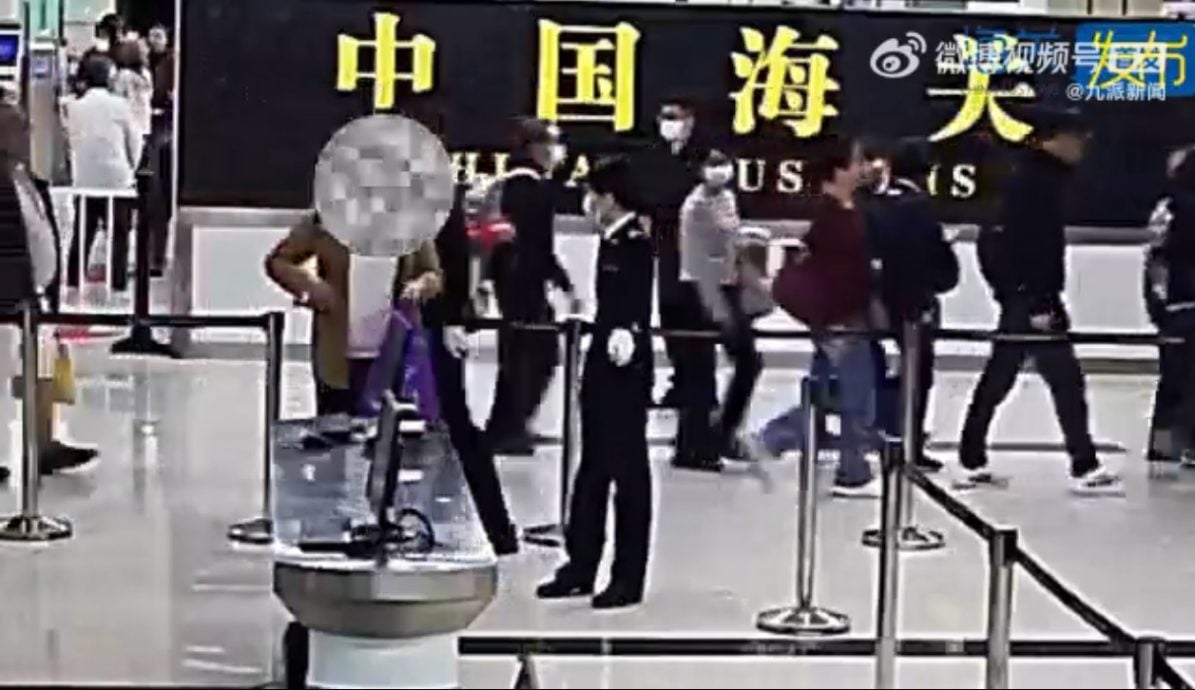 大妈用卫生棉走私2000颗钻石 脸色慌张被截