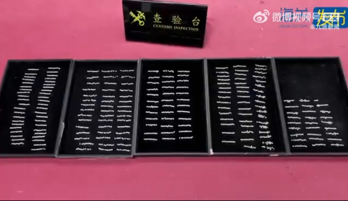 大妈用卫生棉走私2000颗钻石 脸色慌张被截