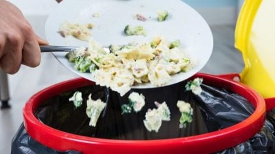 大学靠捡剩饭维生 男子揭辛酸过往惹热议