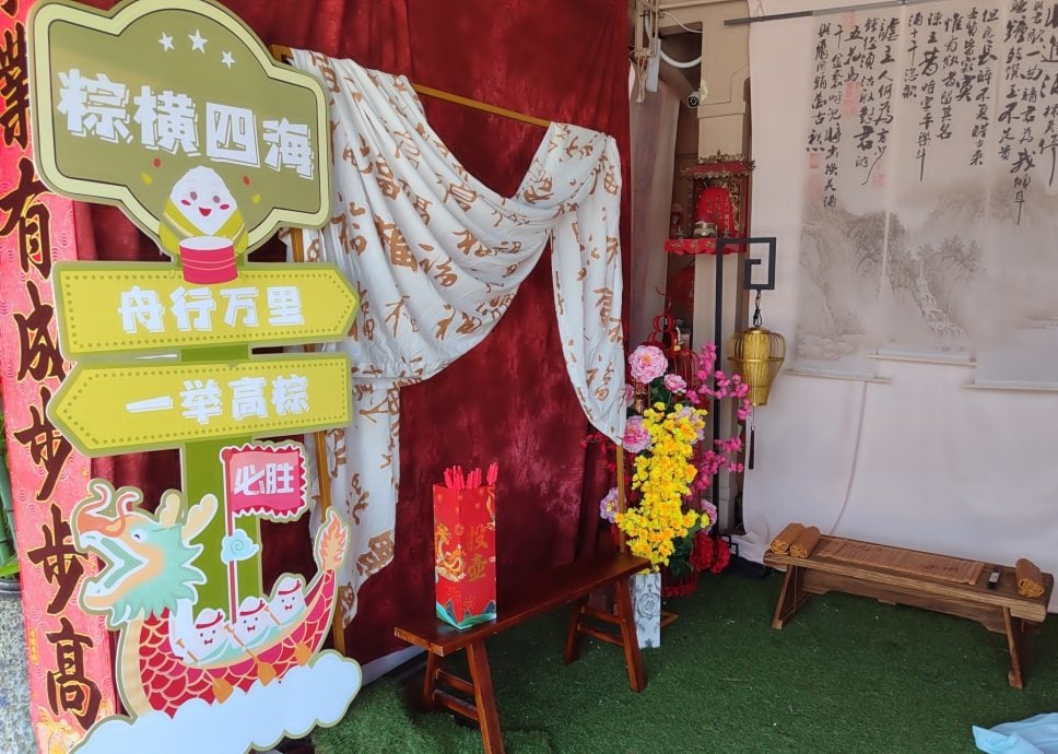大肉粽登上屋顶 亲子陆地赛龙舟