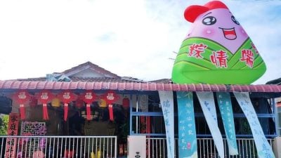 大肉粽放屋顶装饰住家  伍敬鹏办活动迎端午