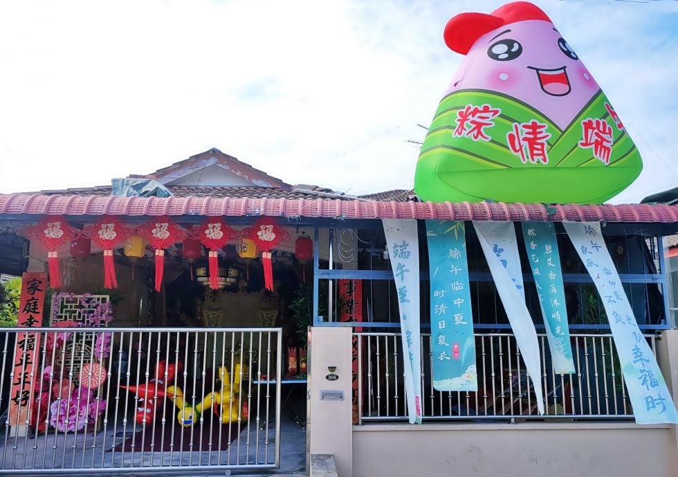 大肉粽登上屋顶 亲子陆地赛龙舟