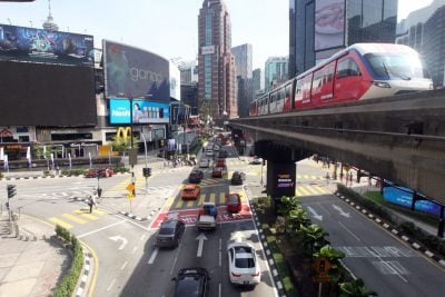 时段集中且短 捷运增加班次   隆市封路人潮依旧