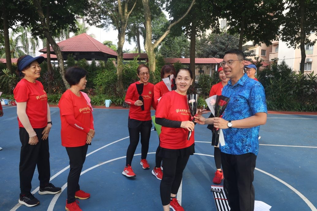 大都会-李健聪派发母亲节花束
