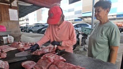 民众：包粽子要花肉   猪肉贵就买少少
