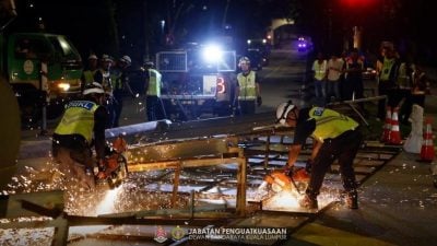 取缔非法大型广告框架 执法员化身“铁匠”拆除 