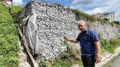 学生攀沟捡物摔伤头  家人求助市议员筹医费