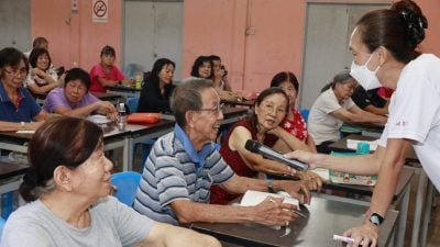 乐活频道 | 专心听课记笔记不偷懒   乐龄学生开心学国语
