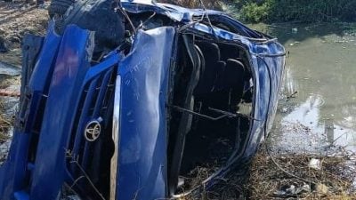 休旅车失控坠沟 2人抛车外丧命 