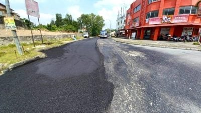加影辉煌花园商区  “泡水路”重铺