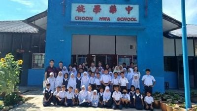 呀吃18英里中华华小迁校   54学生与旧校舍道别