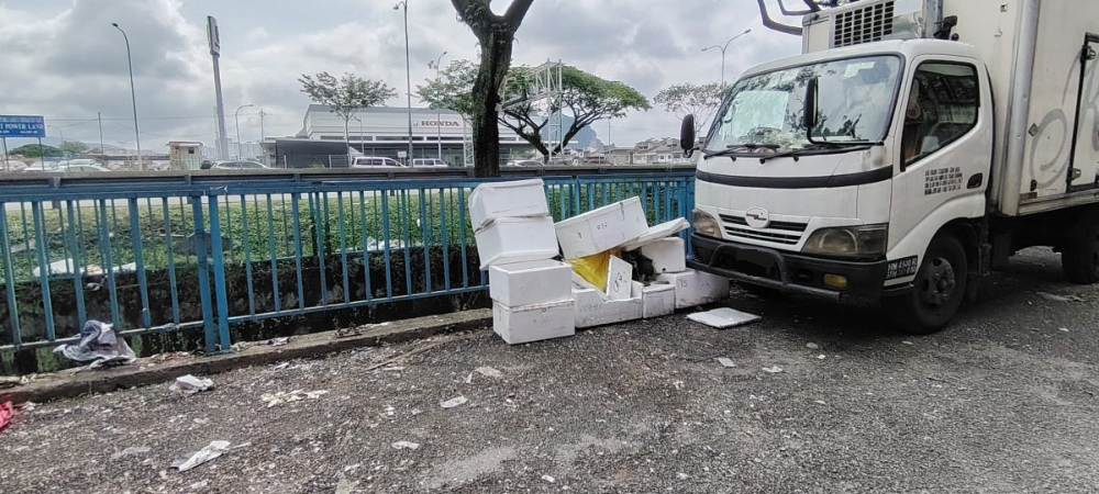 大都会/外劳非法倾倒滞销蔬果进深沟河流 余保凭建议当地人与NGO合作回收计划 善用厨余