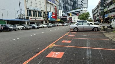 蕉赖十一哩捷运站一带  “限时停车”画好车格了