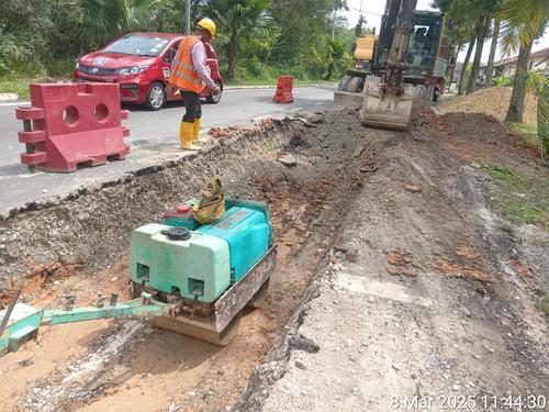 大都会/张文辉巡视蒲种富吉镇道路工程