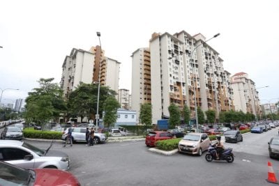 人民组屋车位不足 路边停满车 天天阻塞