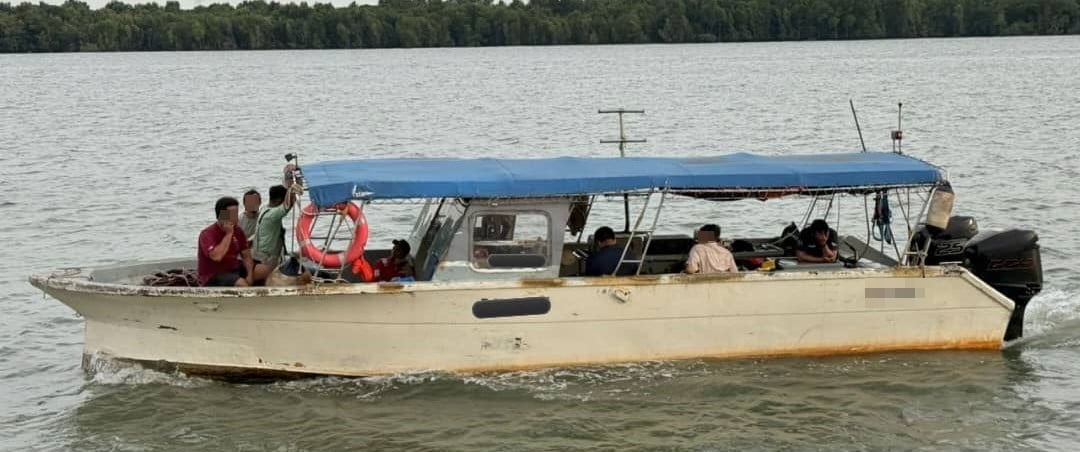 海事执法机构扣押2违规客船