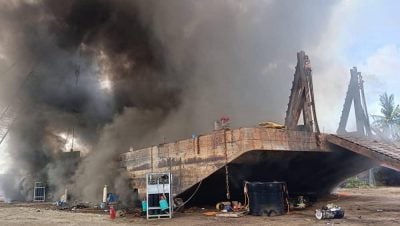 驳船起火 幸无伤亡