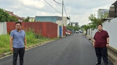 锡米山巴刹后面  坑洞路重铺了